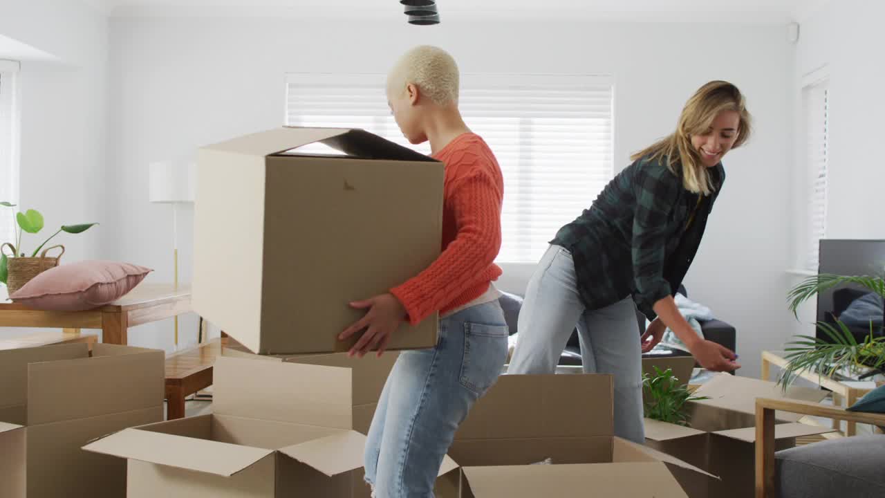 Équipe de déménagement en plein chargement